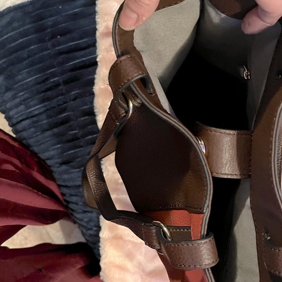 NWT large w/dust bag.   NEVER WORN RETAIL $198….temp.price cut for  auction - Picture 16 of 16